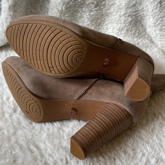 New with flaw UGG taupe suede bootie western heeled - Picture 6 of 13